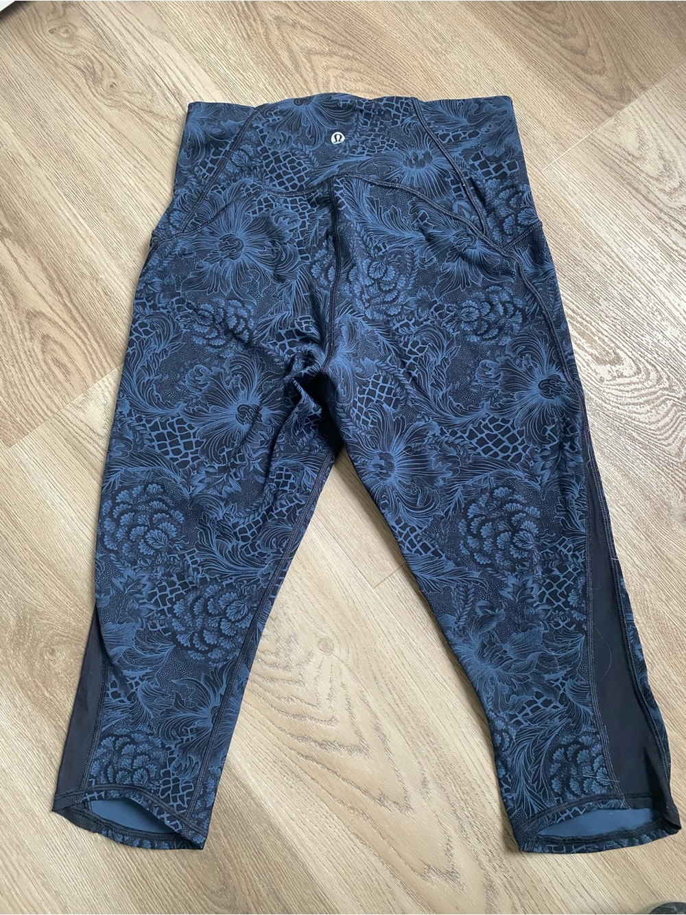 Lululemon Train Times 17” crops in Nouveau Mach Blue Black